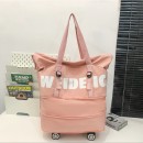 Expandable wheeled travel bag with retractable handle