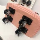 Expandable wheeled travel bag with retractable handle